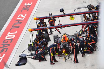 Max Verstappen, Red Bull Racing RB15, maakt een pitstop