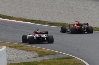 Kimi Raikkonen, Alfa Romeo Racing C38 en Max Verstappen, Red Bull Racing RB15