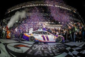 Denny Hamlin, Joe Gibbs Racing, Toyota Camry FedEx Express in victory lane