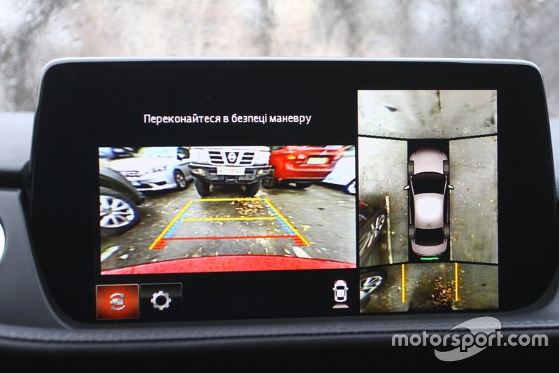 Mazda 6 у версії Тор має чотири камери які забезпечують коловий огляд...