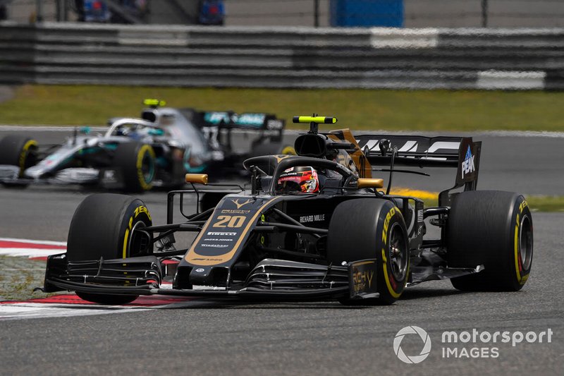 Kevin Magnussen, Haas F1 Team VF-19, leads Valtteri Bottas, Mercedes AMG W10