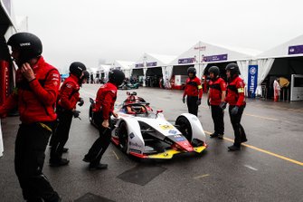 The Audi Sport ABT Schaeffler team practice a front wing change for Daniel Abt, Audi Sport ABT Schaeffler, Audi e-tron FE05 in the pit lane