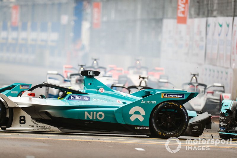 Nelson Piquet Jr.toca a Tom Dillmann