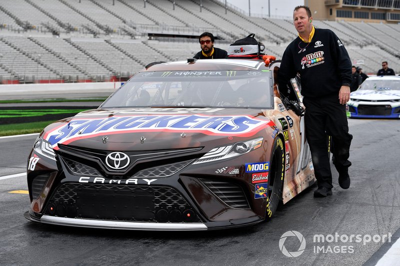 Kyle Busch, Joe Gibbs Racing, Toyota Camry Snickers Creamy