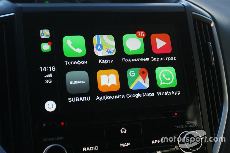 Але якщо під'єднати до системи смартфон, наприклад iPhone, то завдяки Apple CarPlay...
