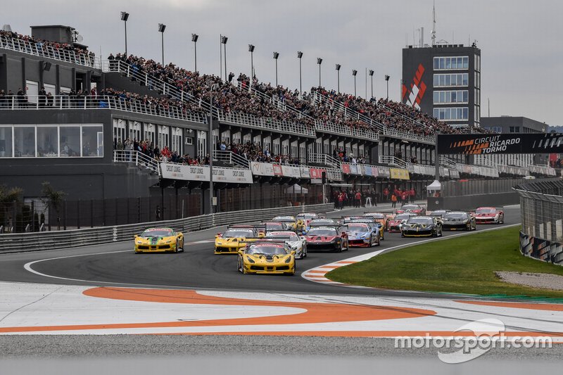La partenza di Gara 1 Trofeo Pirelli