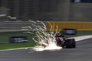 Scintille volano dalla monoposto di Kimi Raikkonen, Alfa Romeo Racing C38