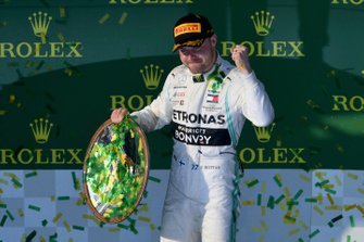 Le vainqueur Valtteri Bottas, Mercedes AMG F1, avec son trophée
