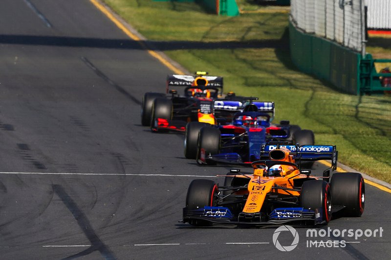 Carlos Sainz Jr., McLaren MCL34, precede Daniil Kvyat, Toro Rosso STR14, e Pierre Gasly, Red Bull Racing RB15