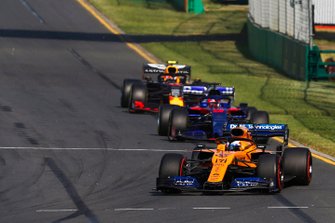 Carlos Sainz Jr., McLaren MCL34, Daniil Kvyat, Toro Rosso STR14, Pierre Gasly, Red Bull Racing RB15