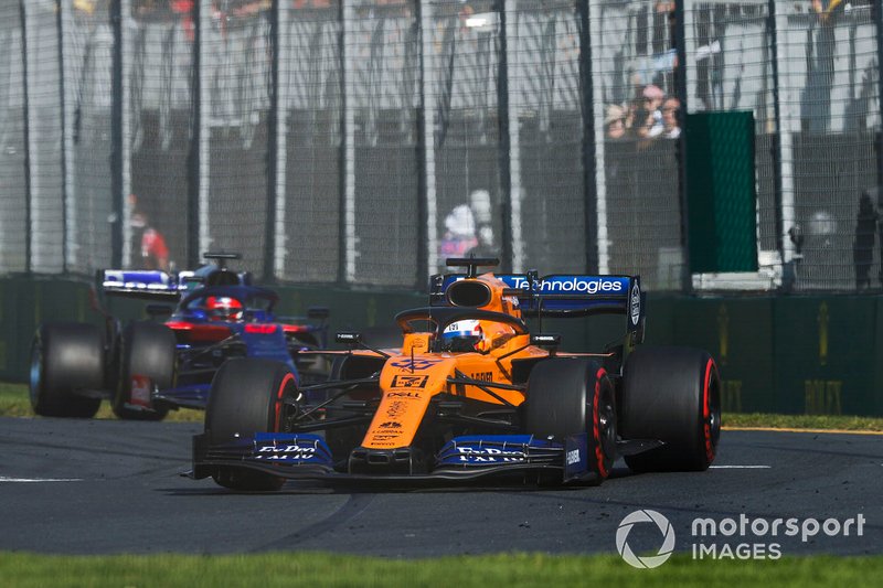 Carlos Sainz Jr., McLaren MCL34, leads Daniil Kvyat, Toro Rosso STR14