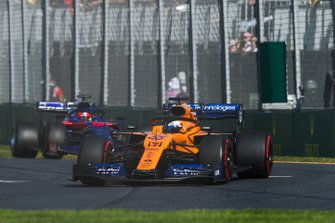 Carlos Sainz Jr., McLaren MCL34, voor Daniil Kvyat, Toro Rosso STR14