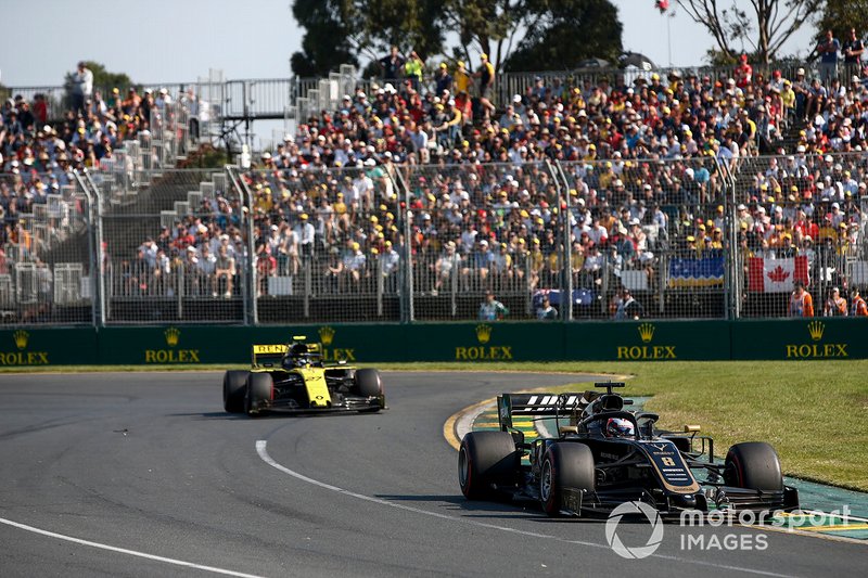 Romain Grosjean, Haas F1 Team VF-19, precede Nico Hulkenberg, Renault F1 Team R.S. 19