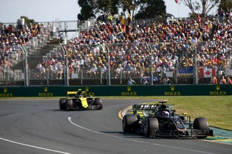 Romain Grosjean, Haas F1 Team VF-19, voor Nico Hulkenberg, Renault F1 Team R.S. 19