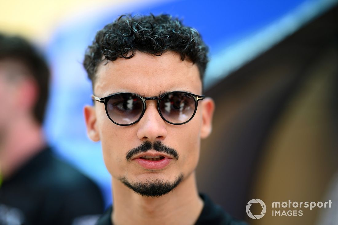 Pascal Wehrlein , TAG Heuer Porsche Formula E Team mira en el Paddock