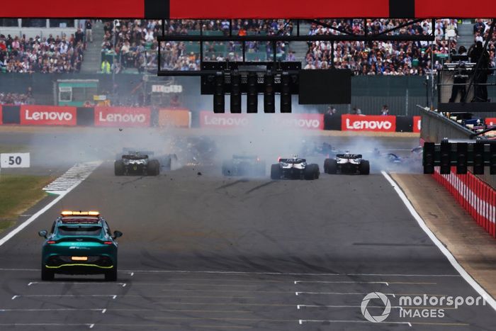 Una vista trasera del choque en la arrancada Zhou Guanyu, Alfa Romeo C42, George Russell, Mercedes W13, Esteban Ocon, Alpine A522, Yuki Tsunoda, AlphaTauri AT03 y Alex Albon, Williams FW44 están involucrados