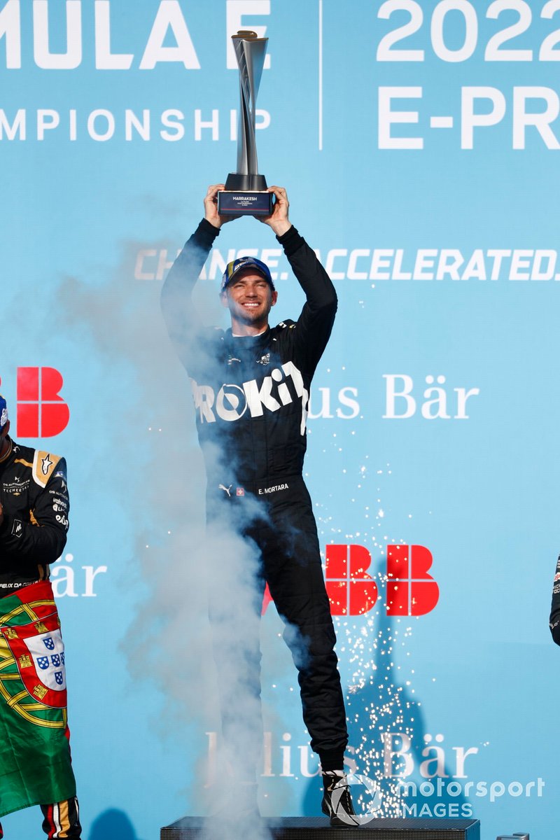 El ganador de la carrera, Edoardo Mortara, Venturi Racing, celebra en el podio
