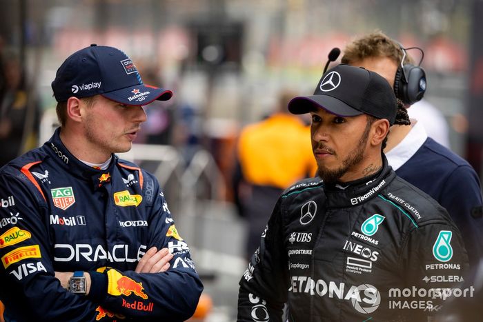 Max Verstappen, Red Bull Racing, 1ª posición, Lewis Hamilton, Mercedes-AMG F1 Team, 2ª posición, en Parc Ferme. 