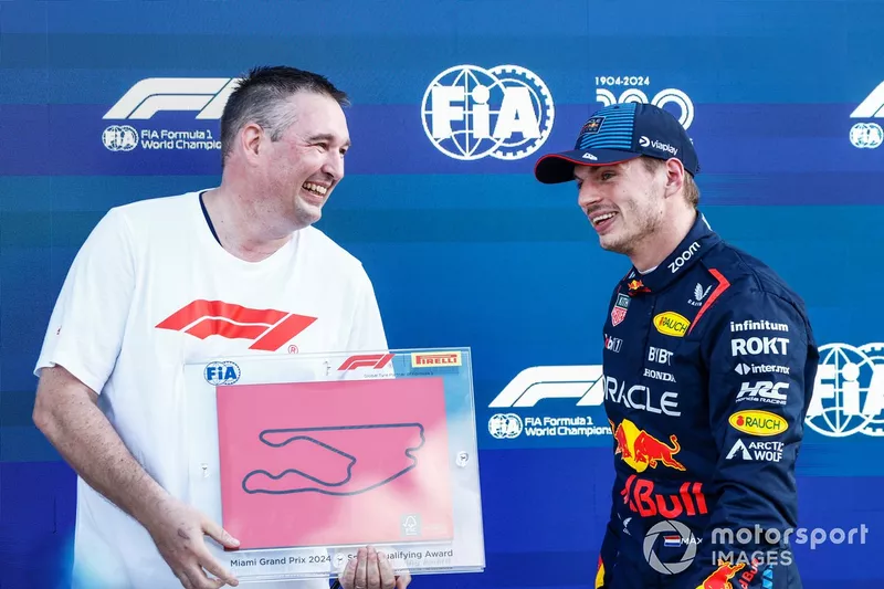 Max Verstappen, Red Bull Racing, reçoit son prix de la pole sprint. 