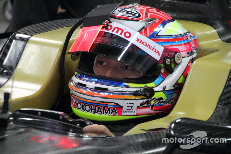 「高透過 透明カラーディスプレイ」を試す野尻智紀(DOCOMO TEAM DANDELION RACING)