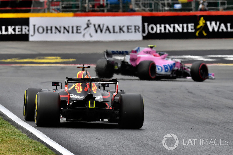 Daniel Ricciardo, Red Bull Racing RB14 and Esteban Ocon, Racing Point Force India VJM11