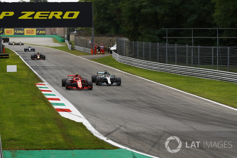 Kimi Raikkonen, Ferrari SF71H y Lewis Hamilton, Mercedes AMG F1 W09
