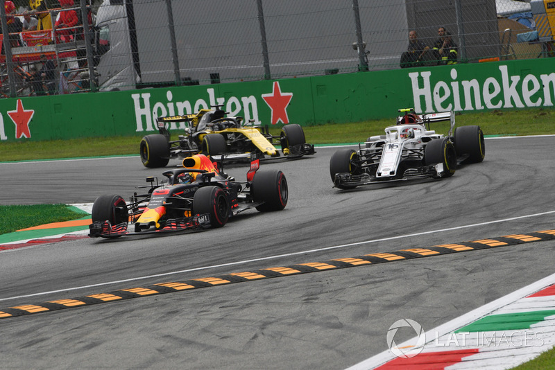 Daniel Ricciardo, Red Bull Racing RB14, Charles Leclerc, Sauber C37, and Nico Hulkenberg, Renault Sport F1 Team RS 18 battle