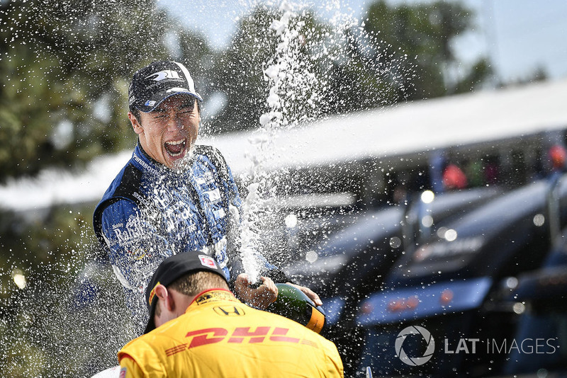 Takuma Sato, Rahal Letterman Lanigan Racing Honda, merayakan podium
