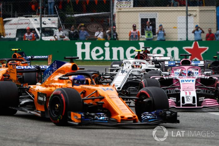 Fernando Alonso, McLaren MCL33, Sergio Perez, Racing Point Force India VJM11, Stoffel Vandoorne, McLaren MCL33, y Charles Leclerc, Sauber C37