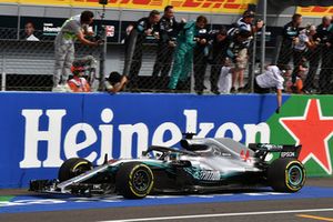 Le vainqueur Lewis Hamilton, Mercedes AMG F1 W09