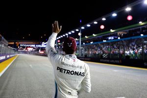 Lewis Hamilton, Mercedes AMG F1, saluta il pubblico dopo aver conquistato la Pole Position