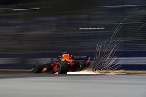 Max Verstappen, Red Bull Racing RB14 met vonken