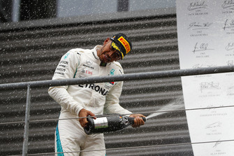 Lewis Hamilton, Mercedes AMG F1, met champagne op het podium