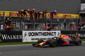 Max Verstappen, Red Bull Racing RB14 üçüncü sırada çizgiyi geçiyor