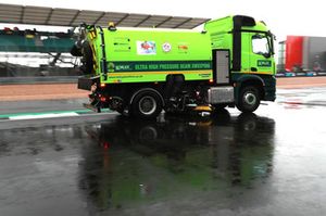 La pista mojada