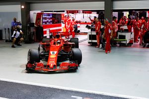 Sebastian Vettel, Ferrari SF71H, lascia il garage