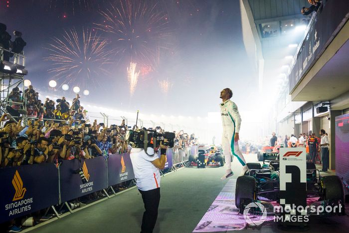 El ganador de la carrera Lewis Hamilton, Mercedes-AMG F1 W09 celebra su victoria en parc ferme 