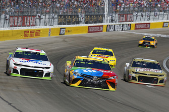 Kyle Busch, Joe Gibbs Racing, Toyota Camry M&M's, Alex Bowman, Hendrick Motorsports, Chevrolet Camaro Valvoline and Landon Cassill, StarCom Racing, Chevrolet Camaro StarCom Fiber