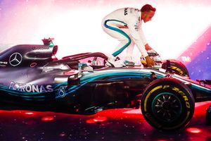 Lewis Hamilton, Mercedes AMG F1 W09 EQ Power+, 1° classificato, festeggia sotto al podio