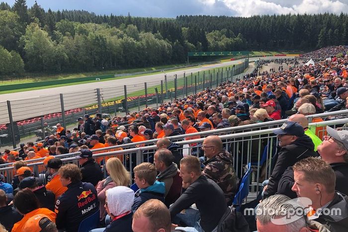 Fans holandeses en el Orange Experience Stand