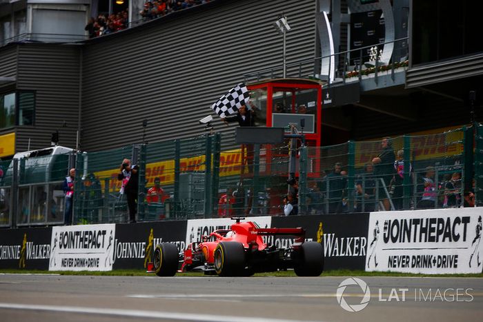 Sebastian Vettel, Ferrari SF71H, bajo la bandera a cuadros