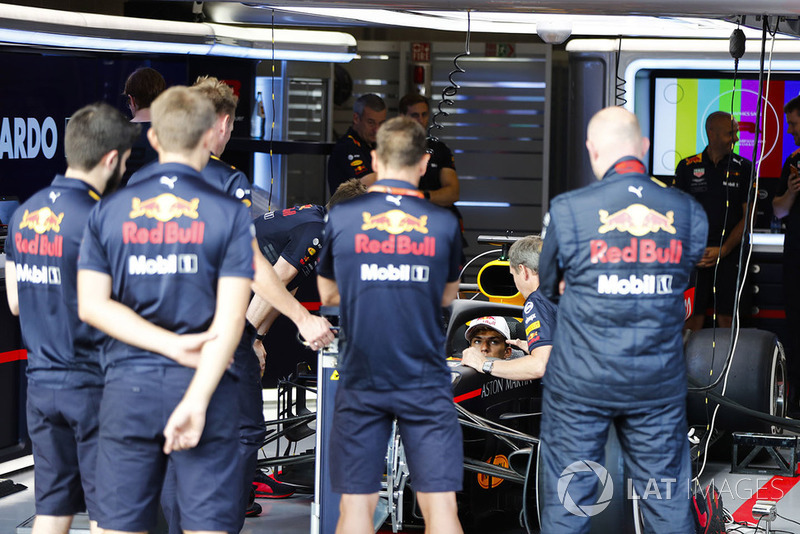 Гонщик Scuderia Toro Rosso Пьер Гасли за рулем Red Bull Racing RB14