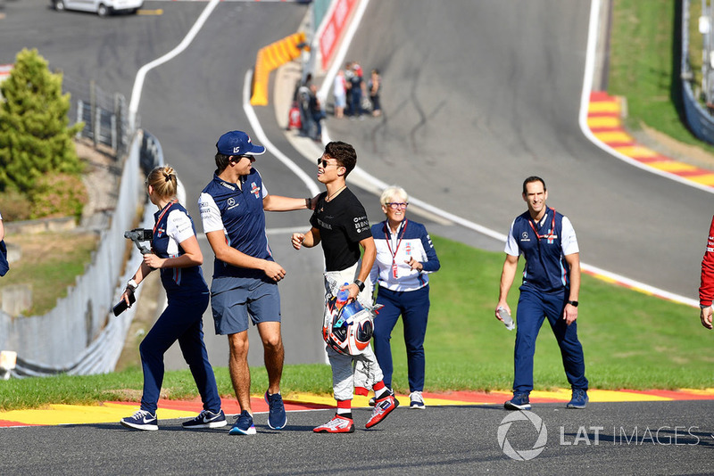 Lance Stroll, Williams Racing parcourt la piste à pieds avec Nyck De Vries,