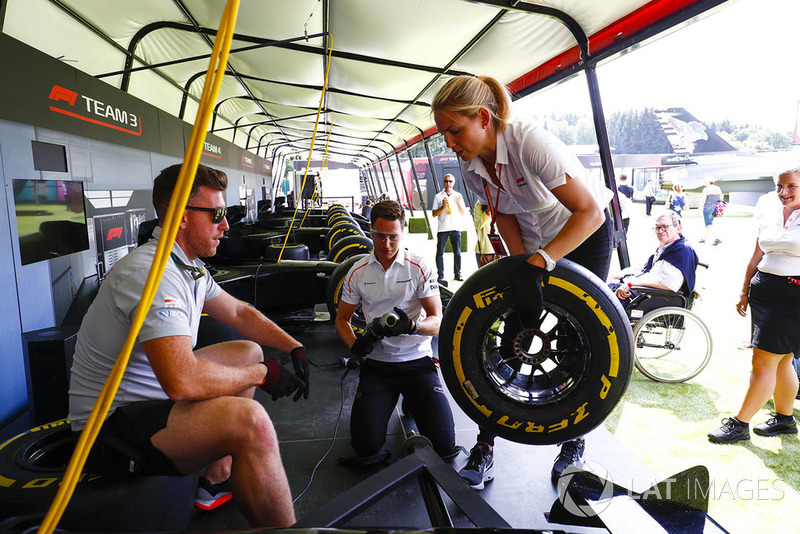 Stoffel Vandoorne, McLaren, s'entraîne aux changements de pneus dans la fan zone