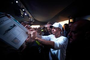 Lewis Hamilton, Mercedes AMG F1, signe des autographes pour les fans