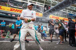 Lewis Hamilton, Mercedes AMG F1, festeggia con il team e lo champagne