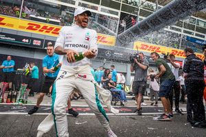 Lewis Hamilton, Mercedes AMG F1, festeggia con il team e lo champagne 