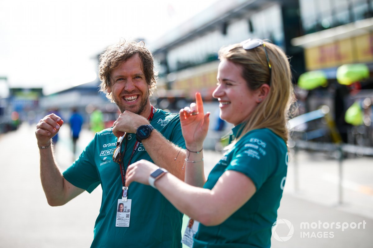 Sebastian Vettel, Aston Martin, y una compañera