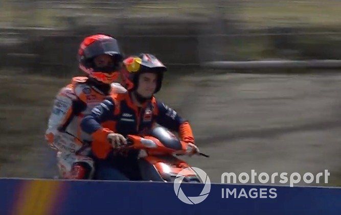 Marc Márquez y Dani Pedrosa tras la caída de Marc