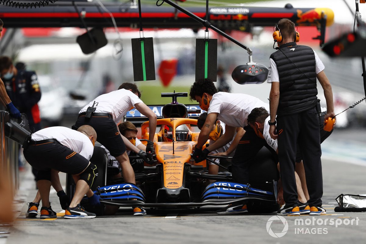 Carlos Sainz Jr., McLaren MCL35, cambia l'ala frontale